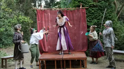 Blanche-Neige revisitée en clownesque farce au parc de la mairie