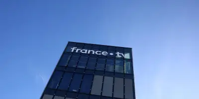 Bolloré accusé de privatiser France Télévisions via ses médias