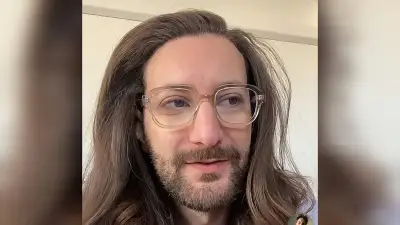 Ce coiffeur toulousain est le sosie de Pierre Niney et cartonne sur TikTok