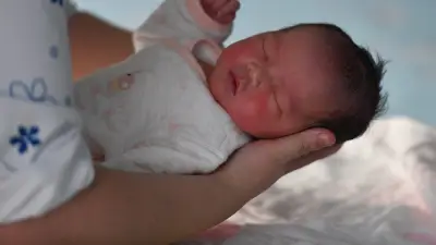 Congé de naissance de 3 mois : la proposition et ses conditions