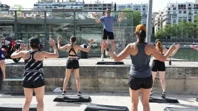 Cours de fitness royal avec Christophe Lemaitre sur les quais de Seine