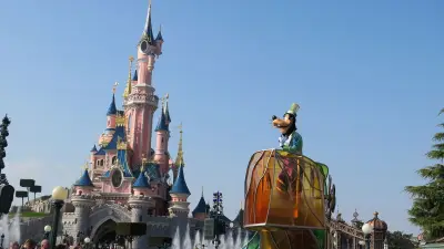 Disneyland Paris : un homme filmé sous les toilettes femmes en garde à vue