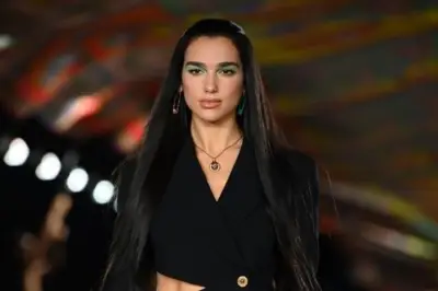 Dua Lipa réclame 15 millions de dollars à Samsung pour usage non autorisé de son image