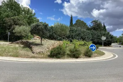 Embellissement du rond-point des Esparus à Villecroze : un nouveau visage végétal