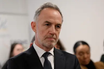 Emmanuel Grégoire demande à Patrick Bruel de se retirer de la scène
