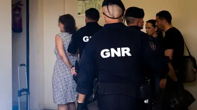 Enfants retrouvés seuls au Portugal : la mère et le compagnon devant un juge