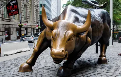 Explosion spectaculaire à Wall Street : une voiture prend feu