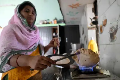 Faute de gaz, des Indiens cuisinent avec de la bouse de vache sacrée