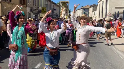 Feria de Nîmes 2026 : près de 300 danseuses sévillanes au défilé du Rocio
