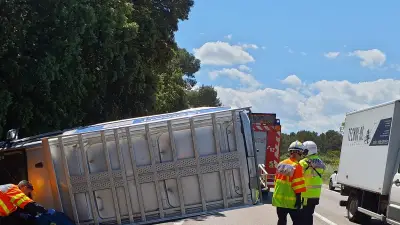 Fourgonnette renversée sur la N100 à Rochefort-du-Gard : conducteur blessé