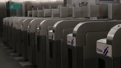 Gare aux bornes temporaires peu visibles à Charles de Gaulle-Étoile