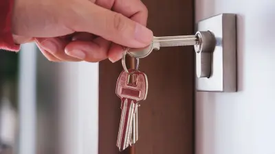 Gers : une retraitée vit dans sa voiture, persuadée que son appartement est hanté