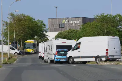 Installation surprise de 160 caravanes à Laleu, près de La Rochelle