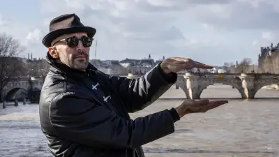 JR dévoile sa Caverne du Pont-Neuf, œuvre immersive à Paris