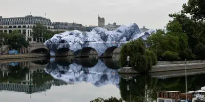 JR recouvre le Pont Neuf d'une grotte géante gonflable à Paris