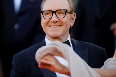 Kevin Spacey fait un retour remarqué sur les marches de Cannes