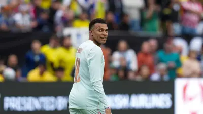 Kylian Mbappé célèbre sa sélection pour la Coupe du monde 2026 avec une photo de lui enfant