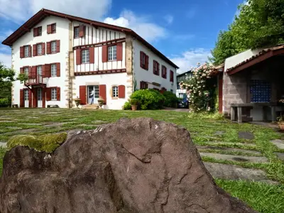 La maison Ihartze artea à Sare, un trésor d'histoire et d'art basque