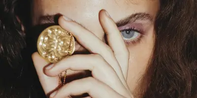 La médaille, un pendentif talisman pour conjurer le sort
