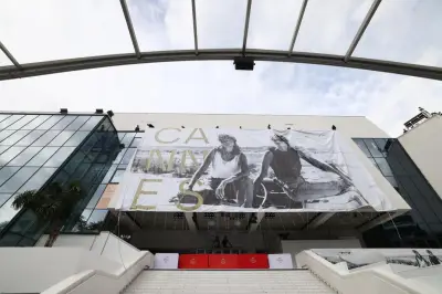 L'affiche du 79ᵉ Festival de Cannes installée sur le Palais : un moment d'émotion