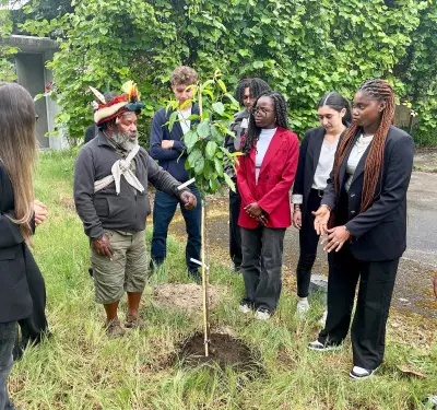 Le chef papou Mundiya Kepanga plante un arbre à Bordeaux