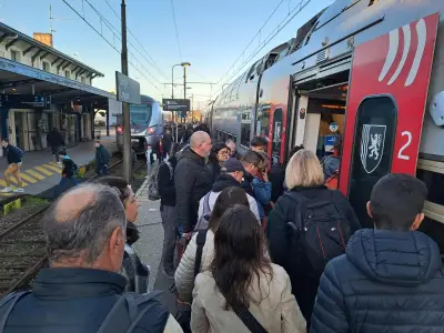 Le train séduit les travailleurs malgré les retards et le coût