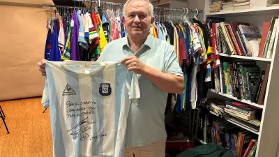 Maillots de légendes du football aux enchères ce samedi à Paris