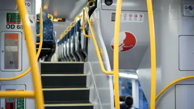 Mère et enfants menacés d'expulsion pour s'être assis sur des marches dans un train bondé