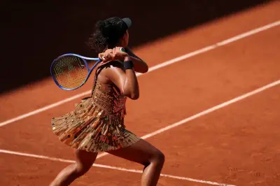 Naomi Osaka en robe haute couture : une menace pour le tennis ?