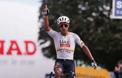 Narvaez remporte la 11e étape du Giro 2026 face à Mas