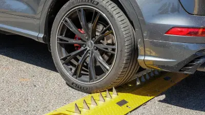 Orléans : une herse anti-recul crève les pneus de nombreux automobilistes