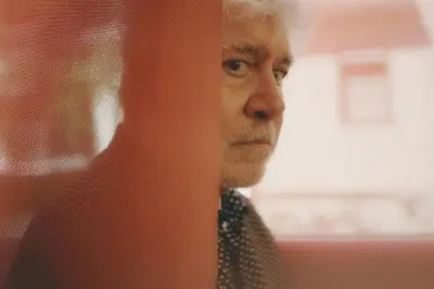 Pedro Almodóvar dévoile « Autofiction » à Cannes : un autoportrait noir