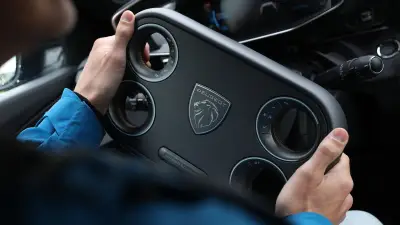 Peugeot Hypersquare : notre essai du volant rectangulaire sans colonne