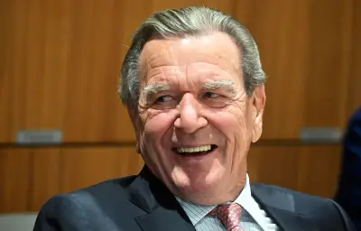 Poutine propose Schröder comme médiateur, l'UE rejette l'idée