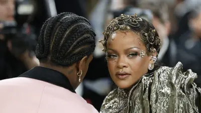Rihanna dévoile un tatouage réalisé par ses enfants sur sa jambe