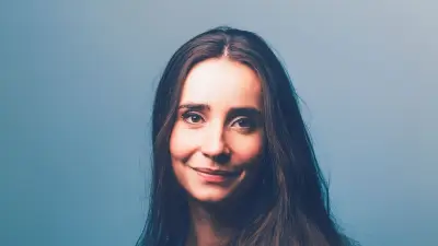 Salomé Saqué dénonce le traitement binaire des jeunes dans les médias