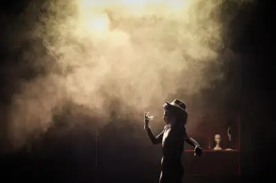 Sara Forever : « Dynasties », un solo flamboyant entre théâtre et cabaret à Bordeaux