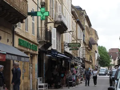 Sarlat : deux pharmacies du centre-ville ferment, le débat politique s'enflamme