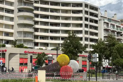 Sculpture Tutti Frutti de 5 mètres retrouvée au sol à Nice