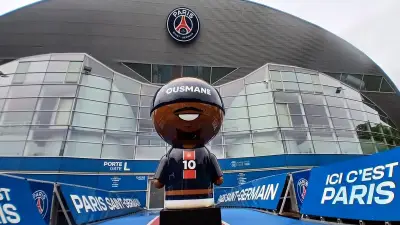 Statue monumentale d'Ousmane Dembélé devant le Parc des Princes