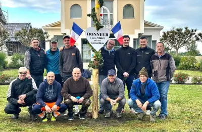 Tradition du mai : un prince des Landes planté malgré l'orage à Ygos-Saint-Saturnin