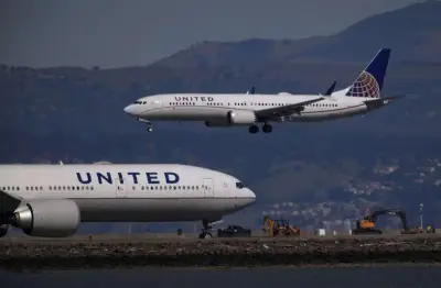 Un Boeing 767 heurte un camion et un lampadaire à Newark, aucun blessé grave