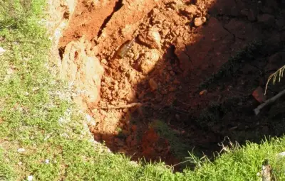Un gouffre géant s'ouvre dans un jardin en Savoie, révélant d'anciennes carrières