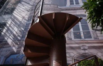 Un tronçon de l'escalier de la tour Eiffel vendu 450.160 euros aux enchères