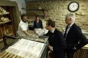 1er mai : Lecornu achète son pain, Léon dénonce une politique-spectacle