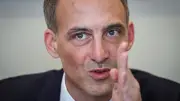 Accusé par LFI de cibler les riches, Glucksmann dément