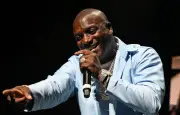 Akon défend le polyamour et sa vie de famille avec plusieurs femmes