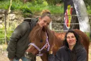 Alegria, ponette sauvée par Julien Courbet, coule des jours heureux à Sillans-la-Cascade