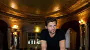 Alexis Michalik prend la direction artistique du théâtre Hébertot à Paris