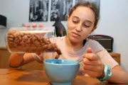 Alimentation : l'experte Irène Margaritis appelle à l'équilibre face aux contaminants